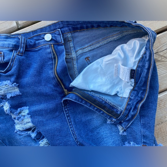 SHEIN ripped jean shorts 🔵 - Picture 3 of 3